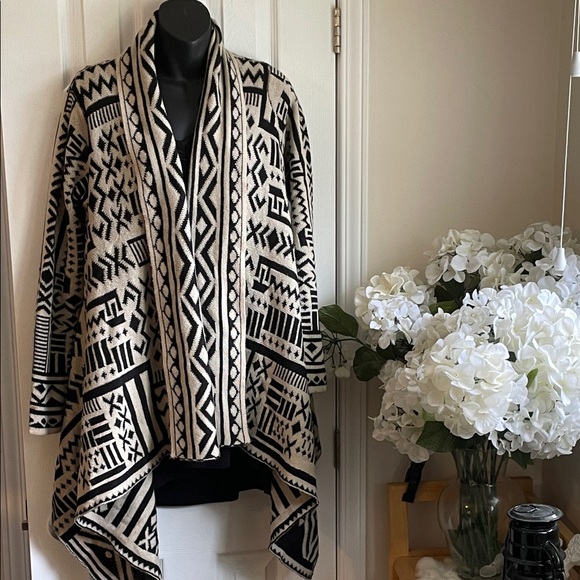 Sweaters - Black and Cream Patterned Open-Front Women’s Sweater